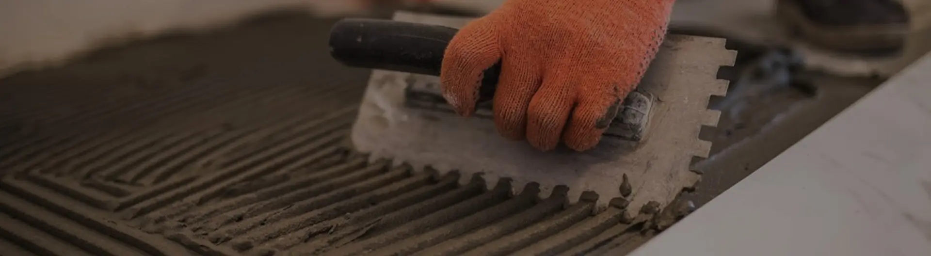 Aplicação de argamassa em obra