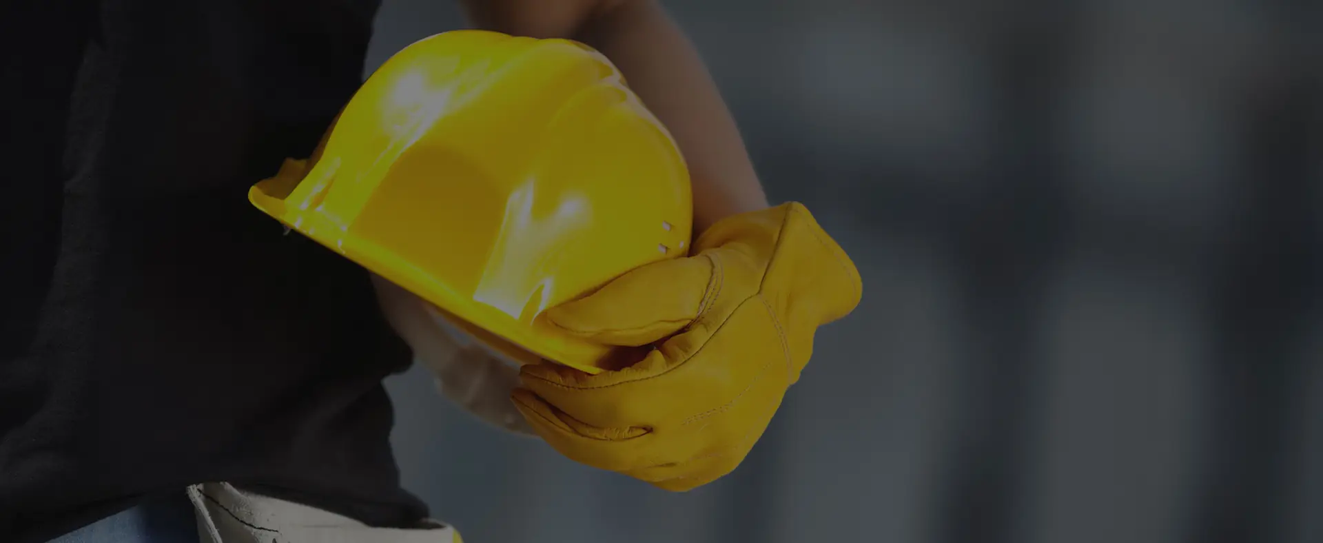Capacete de segurança em canteiro de obras