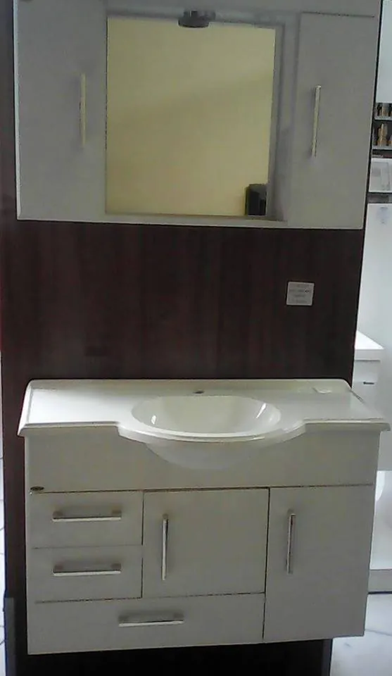 Gabinete de banheiro com cuba e espelheira