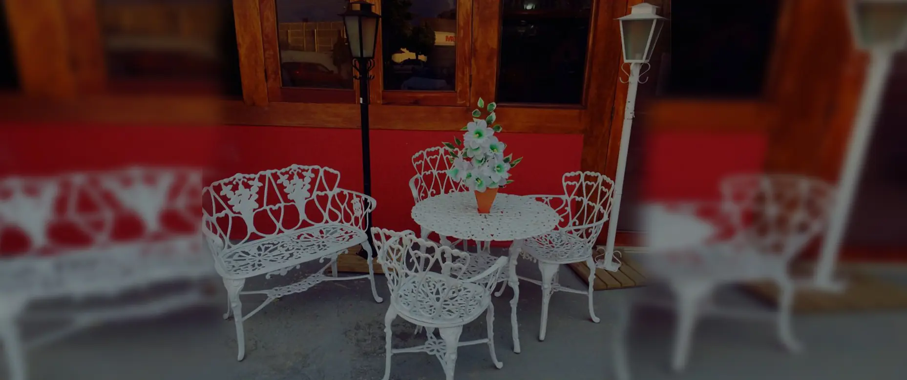 Ambiente decorado com móveis de ferro fundido brancos