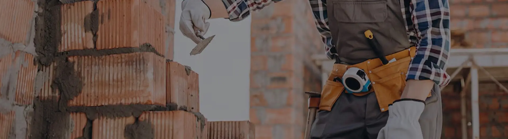 Pedreiro assentando tijolos em obra de construção civil